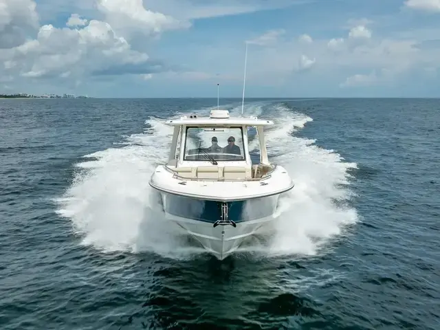 Boston Whaler 350 Realm