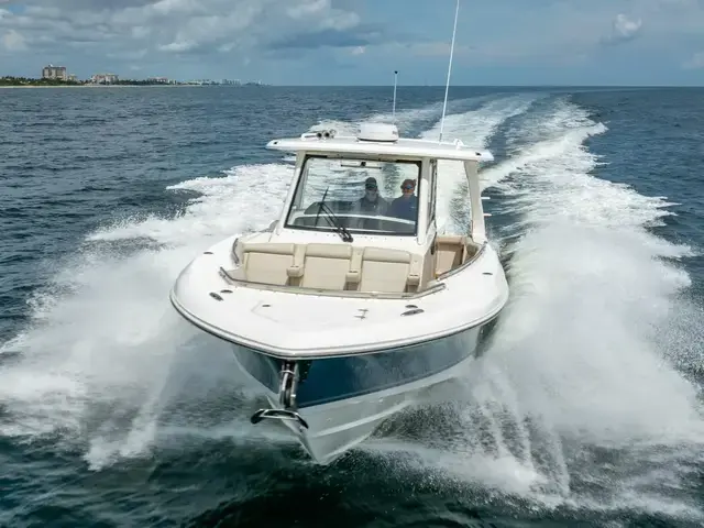 Boston Whaler 350 Realm