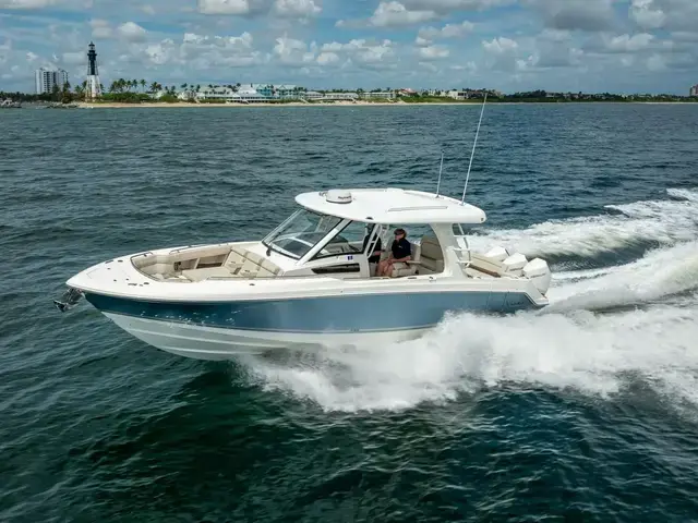 Boston Whaler 350 Realm