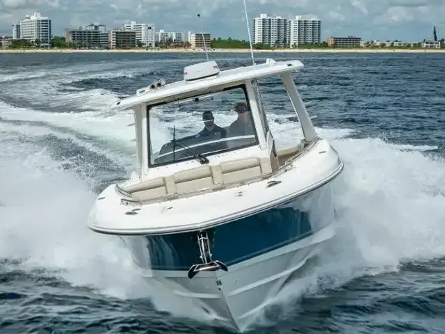 Boston Whaler 350 Realm