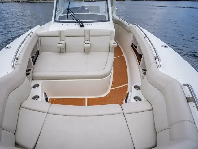 Boston Whaler 350 Realm