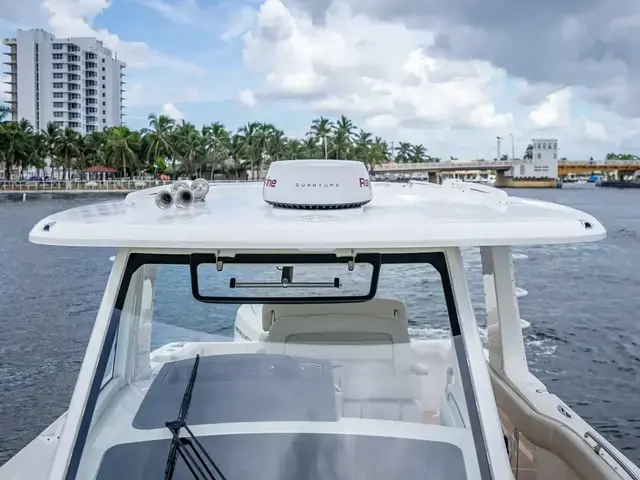 Boston Whaler 350 Realm