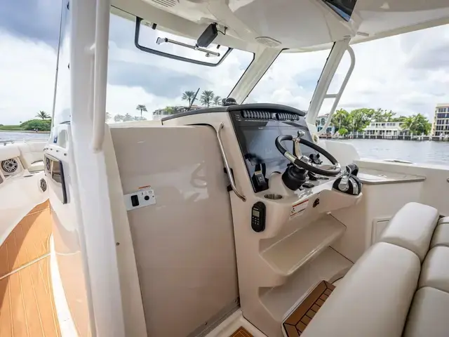 Boston Whaler 350 Realm