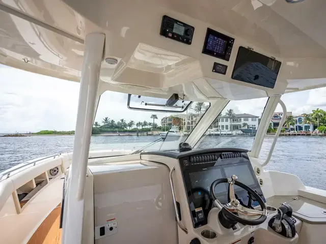 Boston Whaler 350 Realm