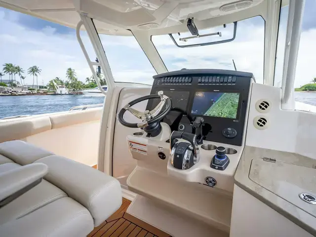 Boston Whaler 350 Realm