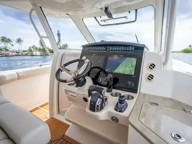 Boston Whaler 350 Realm