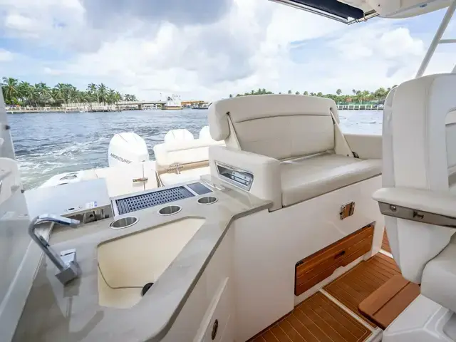 Boston Whaler 350 Realm