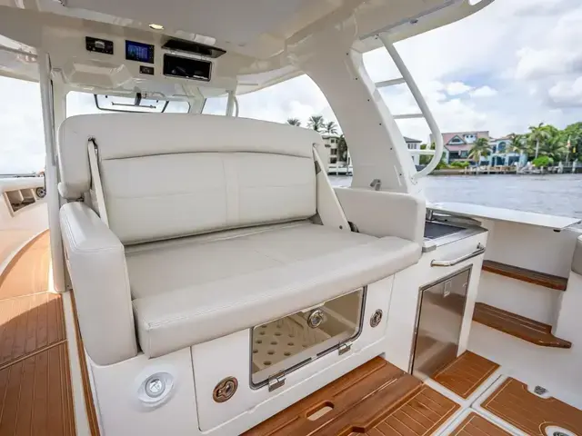 Boston Whaler 350 Realm