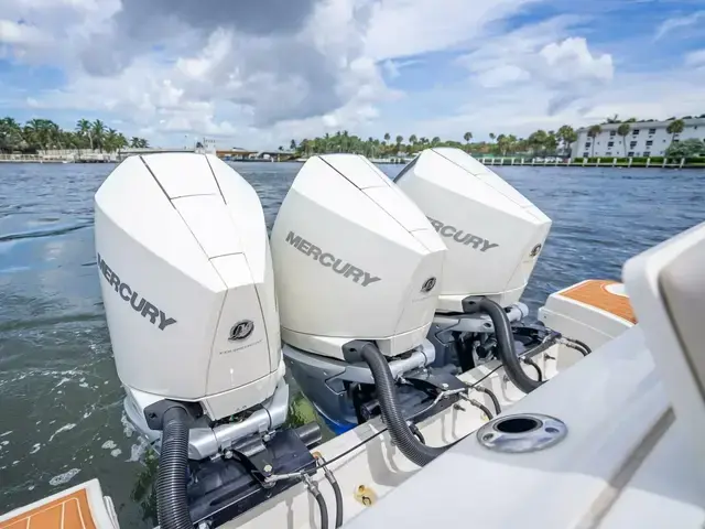 Boston Whaler 350 Realm