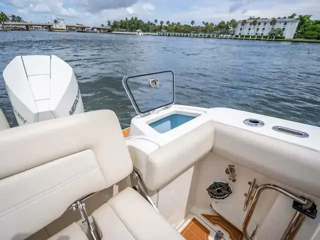 Boston Whaler 350 Realm