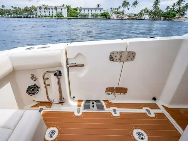 Boston Whaler 350 Realm