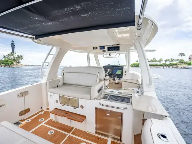 Boston Whaler 350 Realm