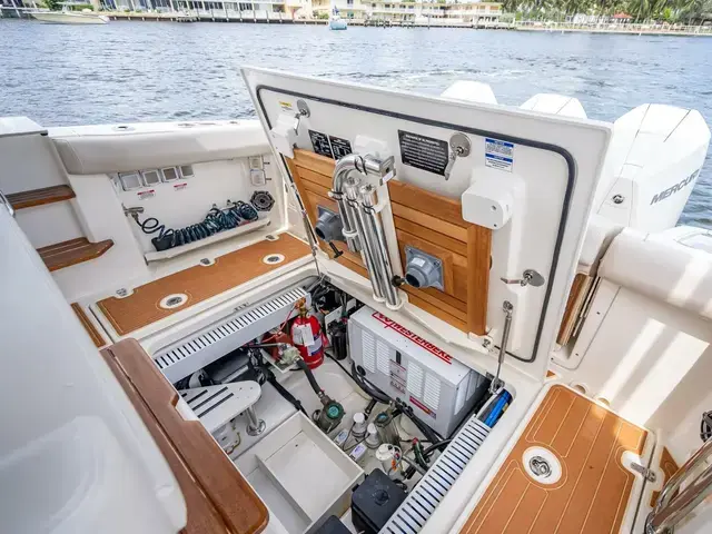 Boston Whaler 350 Realm