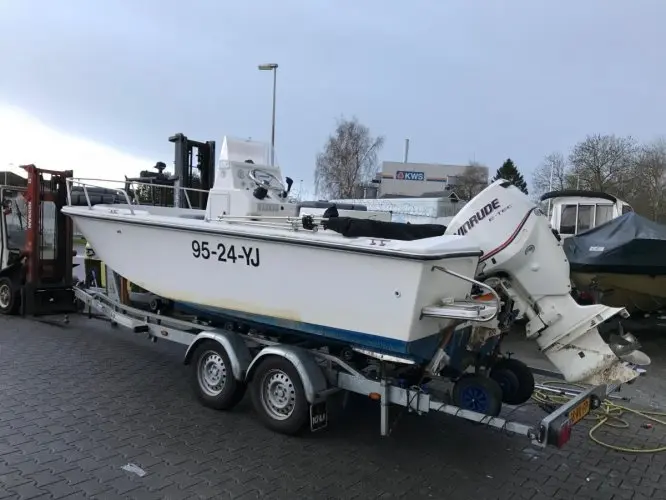 2004 Edgewater 200 center console