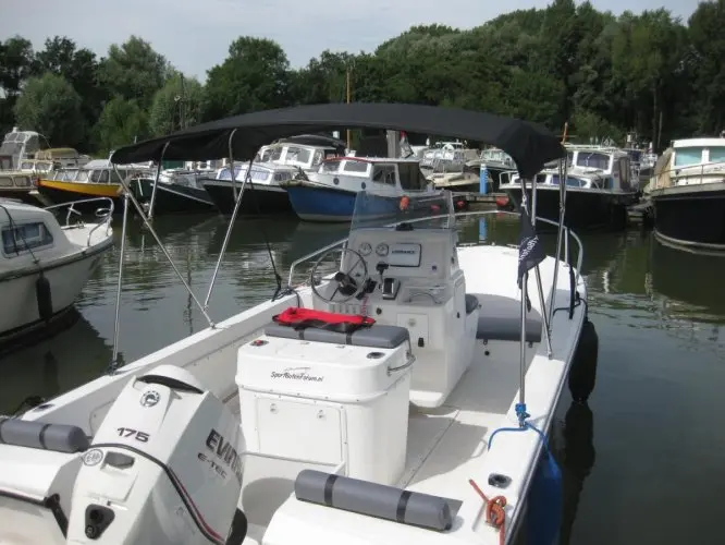 2004 Edgewater 200 center console