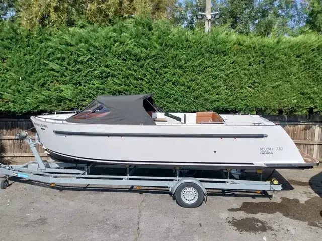 Maxima boats 730