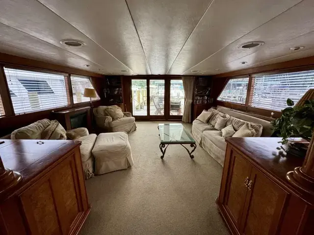 Burger 92 Raised Pilothouse