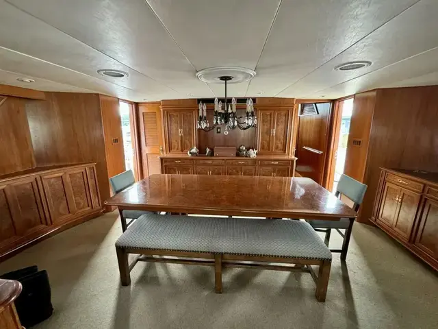 Burger 92 Raised Pilothouse