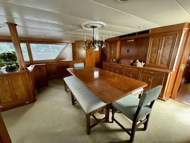 Burger 92 Raised Pilothouse