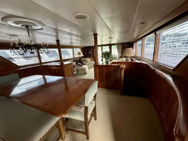 Burger 92 Raised Pilothouse