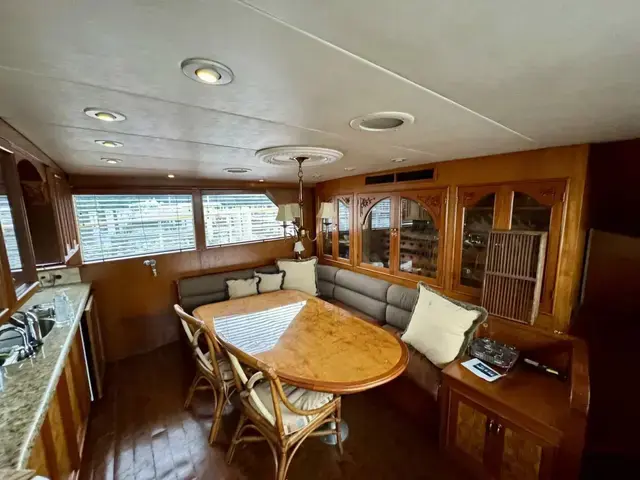 Burger 92 Raised Pilothouse