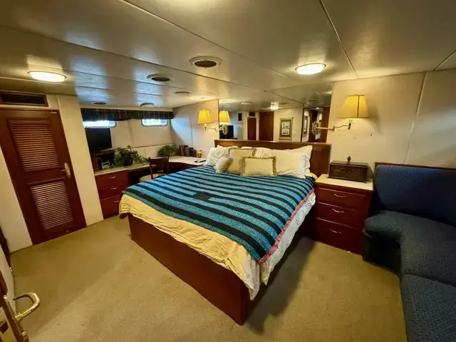 Burger 92 Raised Pilothouse