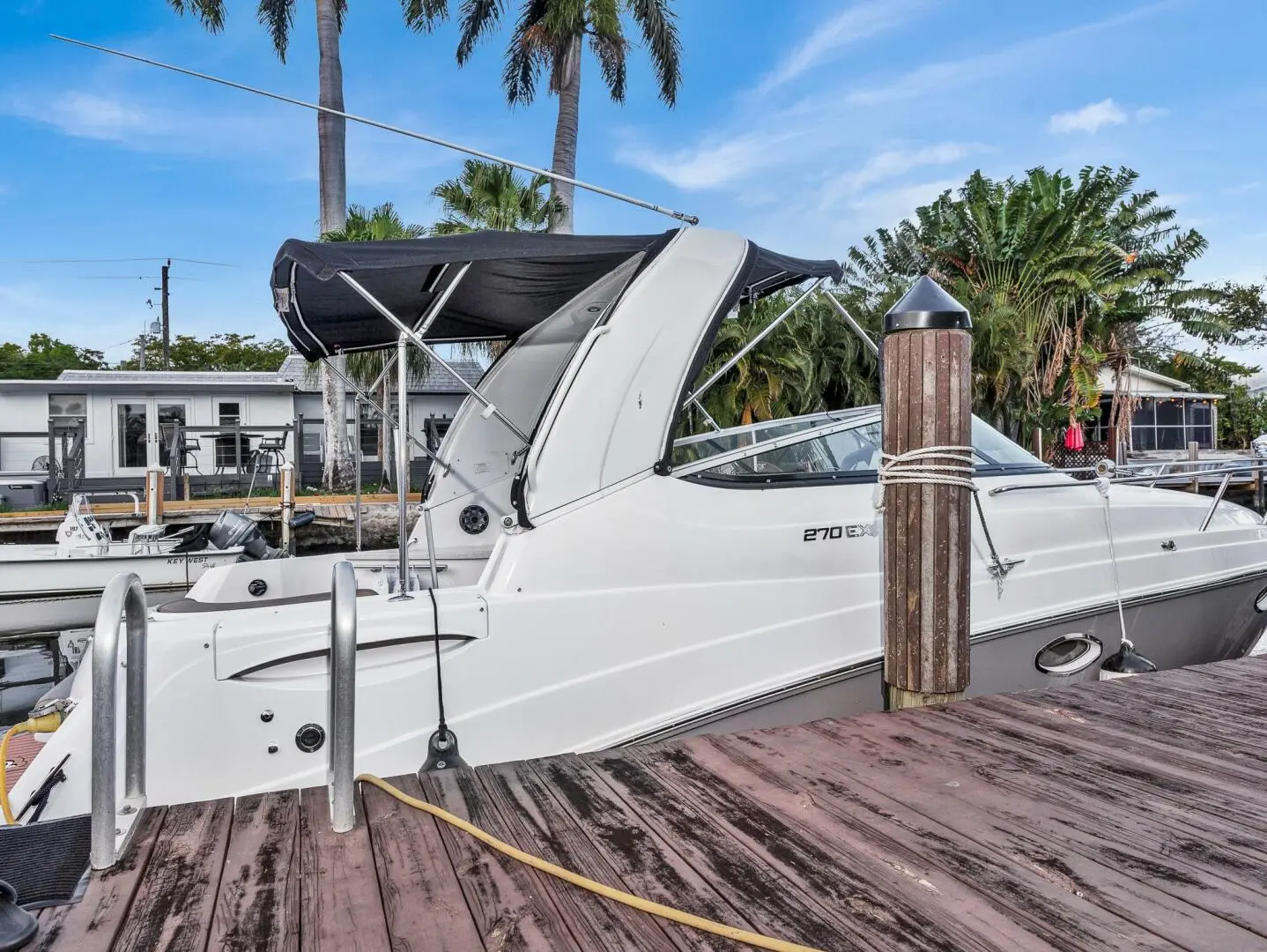 2020 Rinker 270 express cruiser