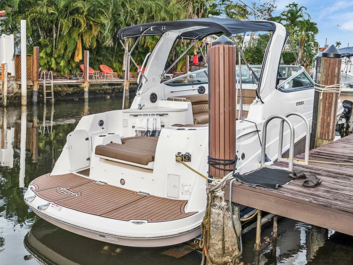 2020 Rinker 270 express cruiser