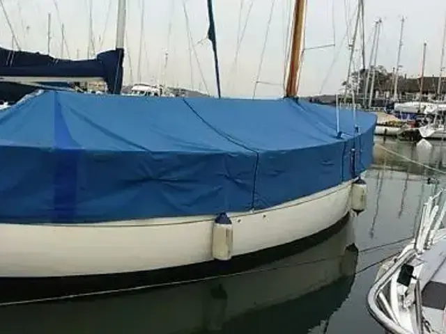 Traditional 12 ton Hillyard Bermudan sloop