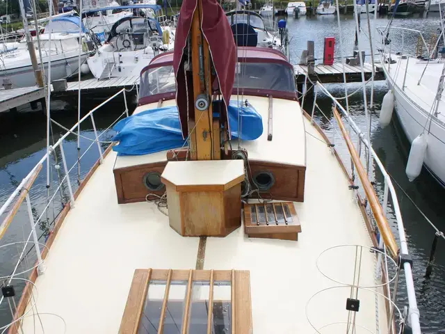 Traditional 12 ton Hillyard Bermudan sloop