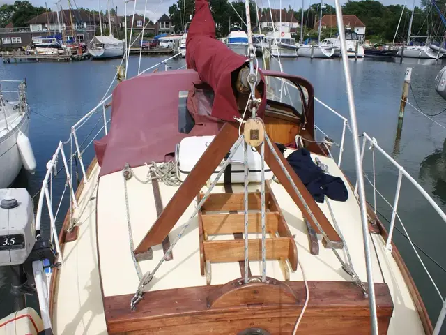 Traditional 12 ton Hillyard Bermudan sloop