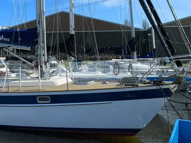 Hallberg-Rassy 352