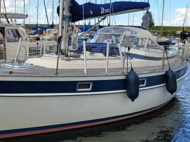 Hallberg-Rassy 352