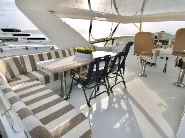 Hatteras 64'