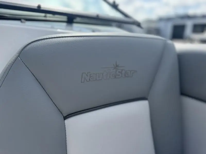 2022 Nauticstar 223 dc