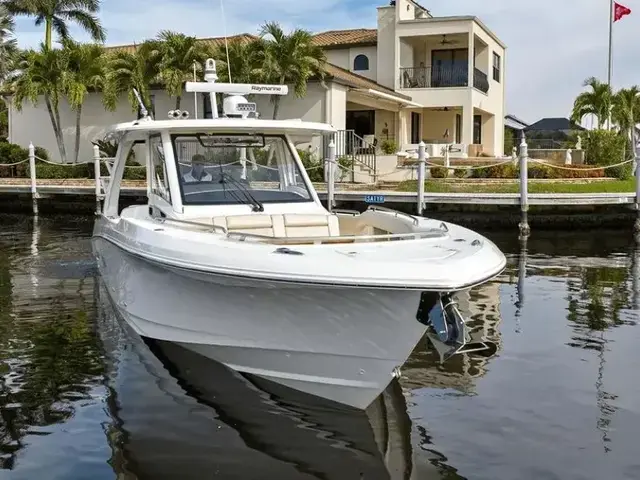 Boston Whaler 350 Realm