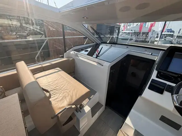 Sealine C 335v