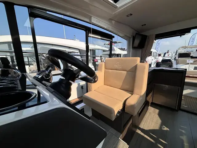 Sealine C 335v