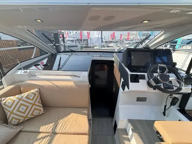 Sealine C 335v