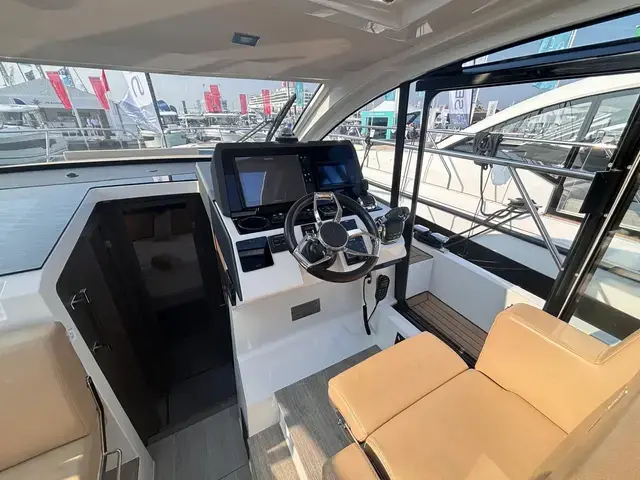 Sealine C 335v