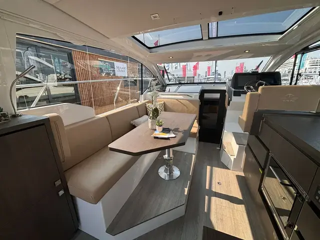 Sealine C 335v