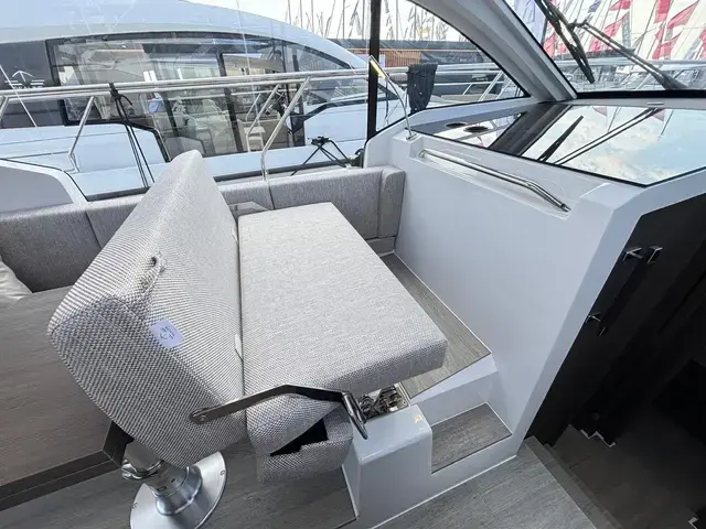 Sealine C 335v