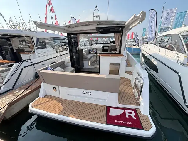 Sealine C335