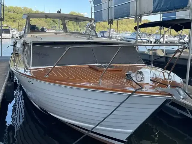 Chris-Craft Cavalier 33