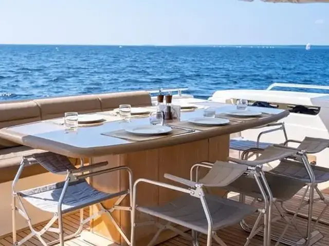 Ferretti Yachts 870