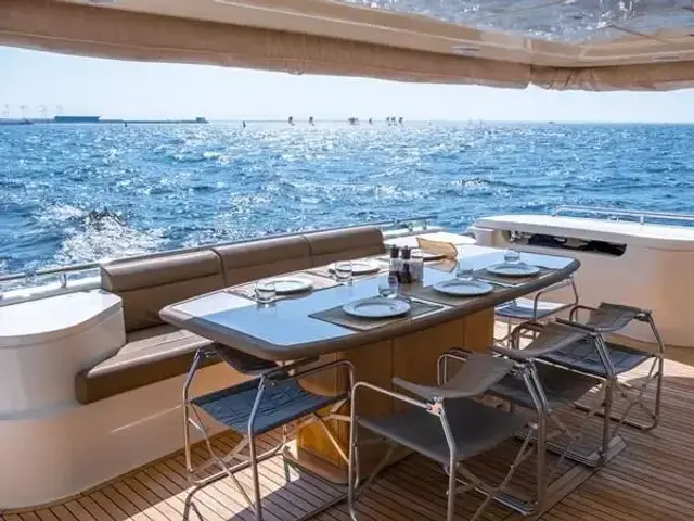 Ferretti Yachts 870