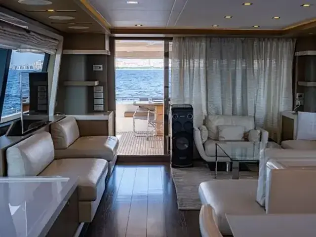 Ferretti Yachts 870