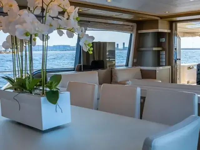 Ferretti Yachts 870