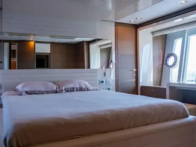 Ferretti Yachts 870