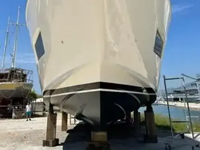 Ferretti Yachts 670